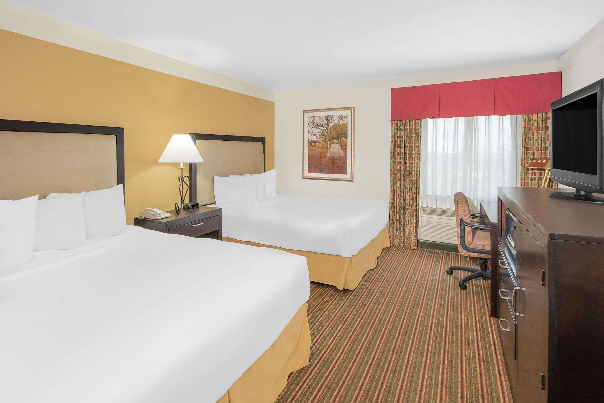 Baymont By Wyndham Litchfield Hotel Bagian luar foto