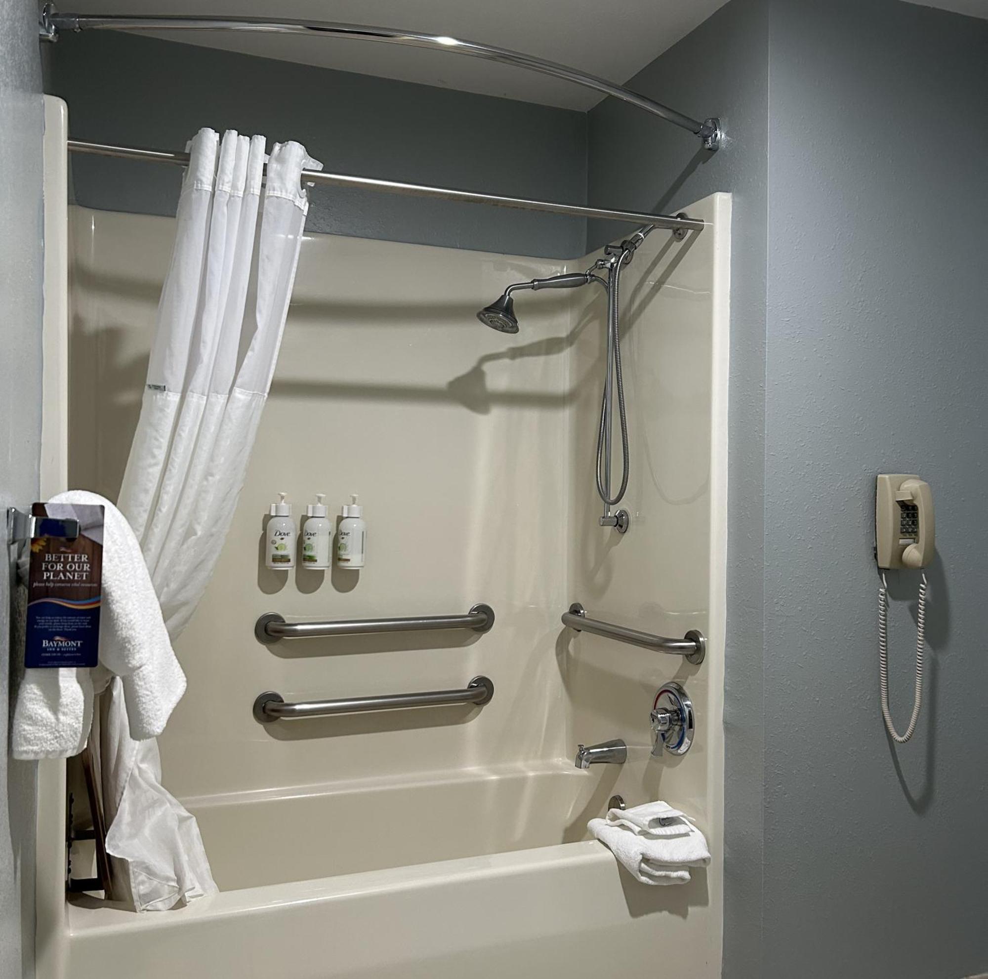 Baymont By Wyndham Litchfield Hotel Bagian luar foto