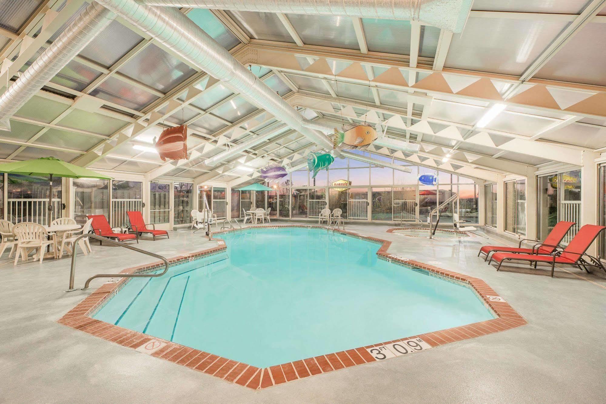 Baymont By Wyndham Litchfield Hotel Bagian luar foto